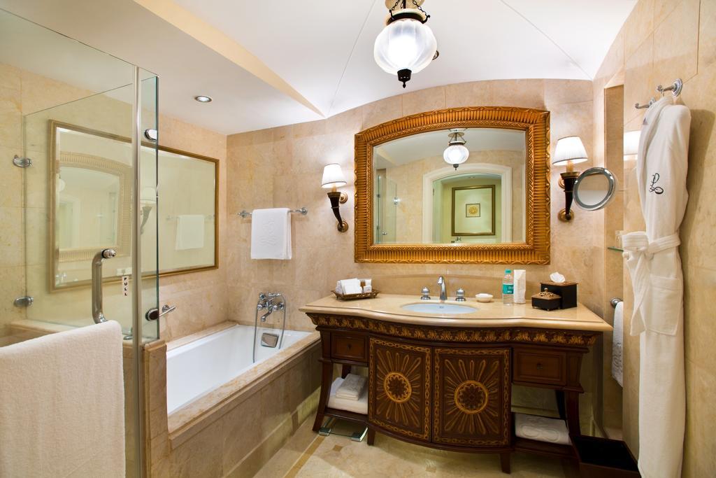 Executive Suite Pool or Garden View Balcony BMW Airport Transfers & Cocktail hours,702405580:JPEG