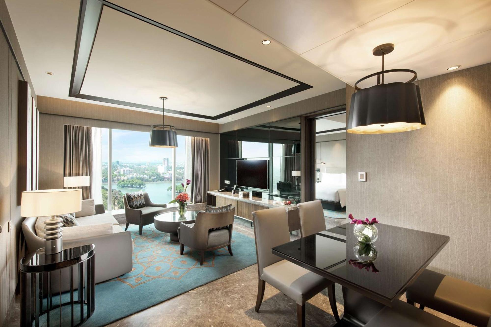 One Bedroom Deluxe Suite - Lounge Access