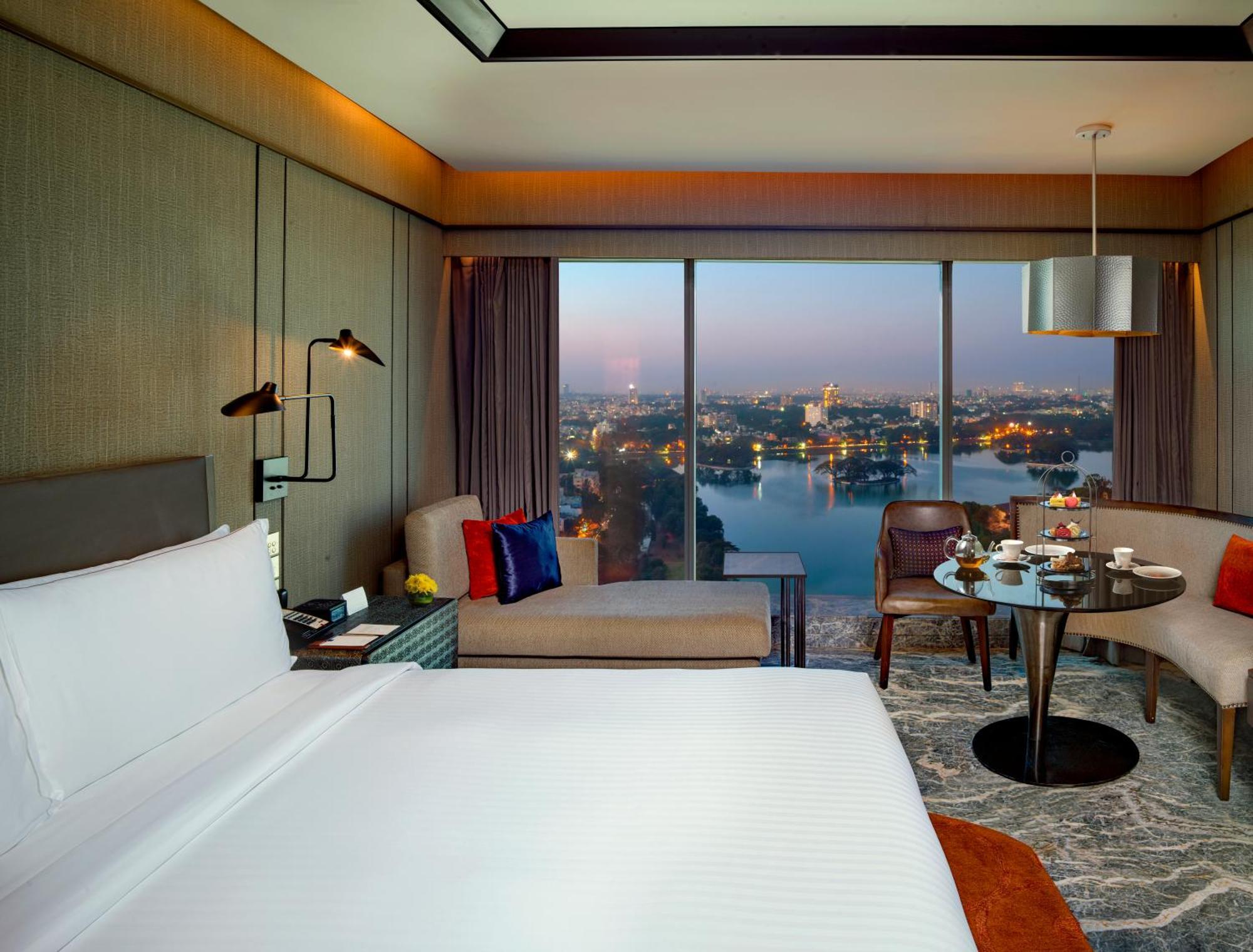 Deluxe King Room Lake View