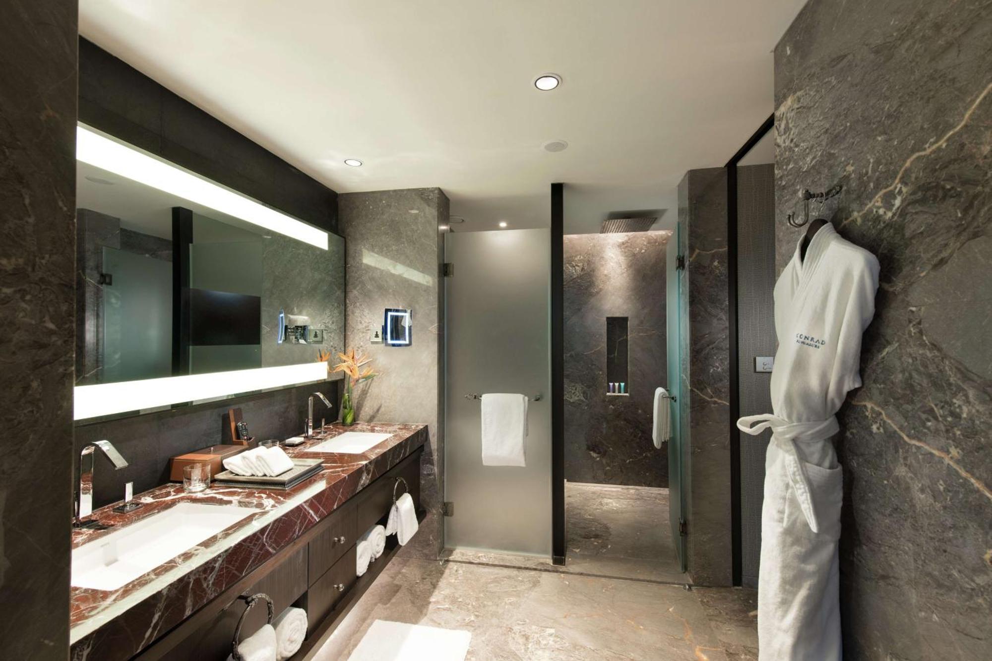 Deluxe King Room Lake View
