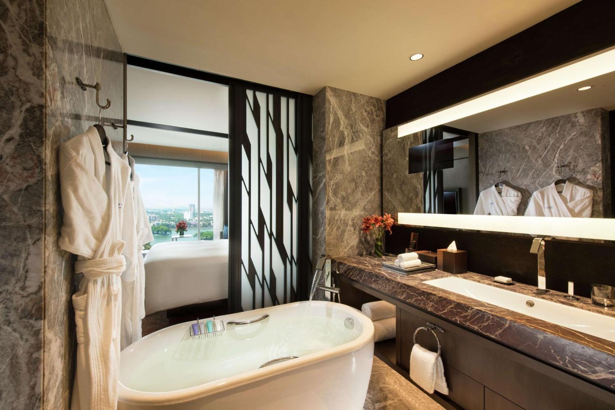 Deluxe Queen Room Lake View