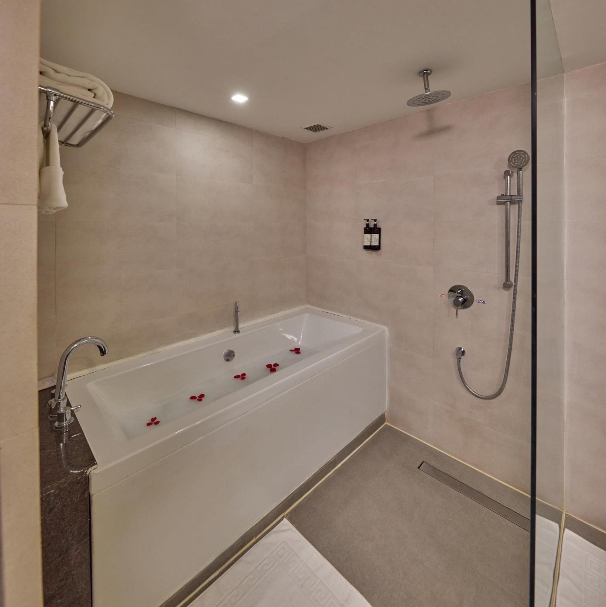 Standard Room with Bathtub & 10% Discount on Food & Beverages